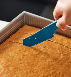 Bakeware Buddy Knife