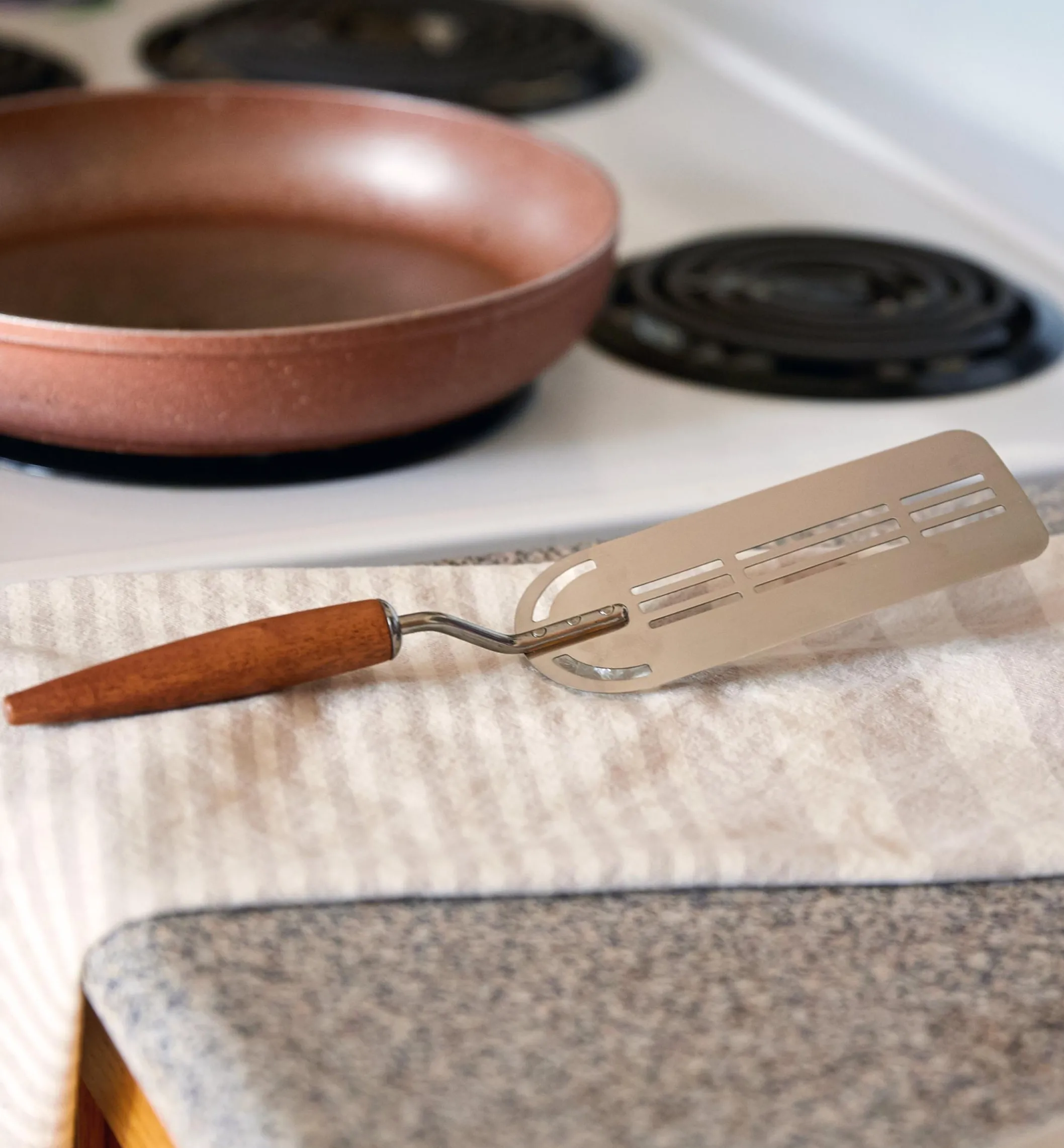 Vintage-Design Slotted Spatula